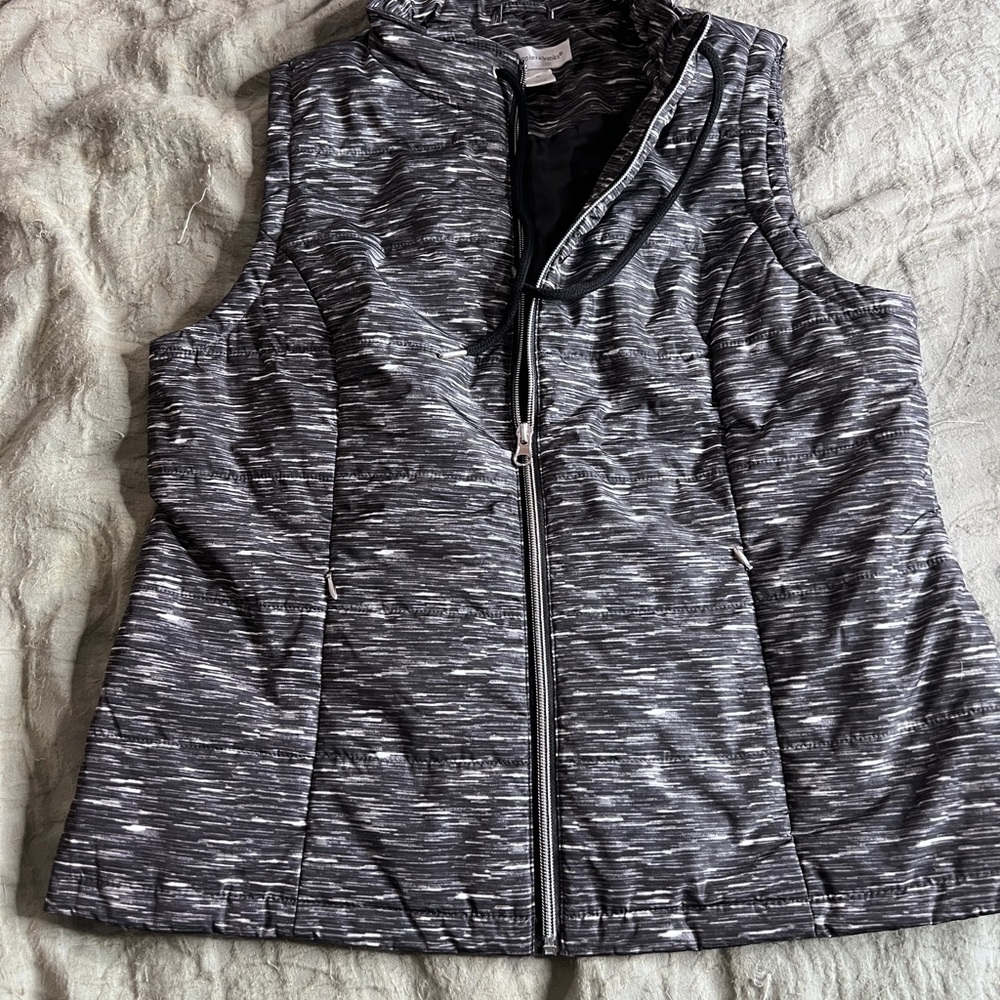 Women’s black and white puffer‎ vest